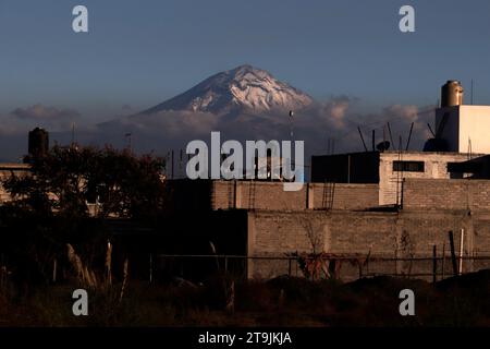 Mexico, Mexique. 25 novembre 2023. Vue panoramique du volcan Popocatepetl depuis le bureau du maire de Xochimilco à Mexico. Le 25 novembre 2023 à Mexico, Mexique (crédit image : © Luis Barron/eyepix via ZUMA Press Wire) USAGE ÉDITORIAL SEULEMENT! Non destiné à UN USAGE commercial ! Banque D'Images
