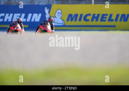 Albert Arenas d'Espagne et Red Bull KTM AJO (à droite) et Pedro Acosta d'Espagne et Red Bultl KTM AJO (à gauche) roulent pendant la séance d'essais du MotoGP GR Banque D'Images