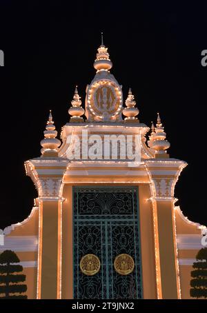 Festival de l'eau, Phnom Penh, Cambodge, Asie du Sud-est, bon Om Touk, célébrations, fête nationale, correspond à la fête lunaire de la mi-automne et marque la fin de la saison de la mousson, les rues autour de la rivière sont remplies de gens, de stands de marché et de vendeurs de nourriture et de marchandises, Banque D'Images