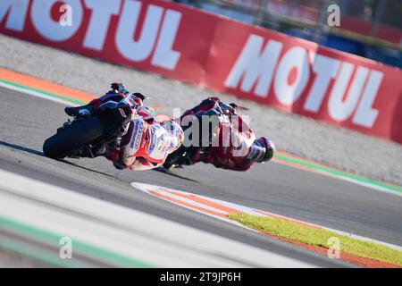 Jorge Martin d’Espagne et Prima Pramac Racing (derrière) et Francesco Bagnaia d’Italie et Ducati Lenovo Team (avant) ont couru pendant la séance d’essais Banque D'Images