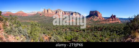 Parc national pittoresque de Red Rock Paysage panoramique Blue Skyline. Célèbre Bell Rock et palais de justice Butte Sandstone Mesa Butte Sedona Arizona Sud-Ouest États-Unis Banque D'Images
