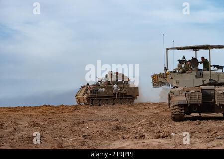 23 novembre 2033 les forces blindées israéliennes stationnées à la périphérie de la bande de Gaza se préparant à entrer afin de libérer les civils enlevés et Banque D'Images