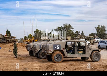 23 novembre 2033 les forces blindées israéliennes stationnées à la périphérie de la bande de Gaza se préparant à entrer afin de libérer les civils enlevés et Banque D'Images