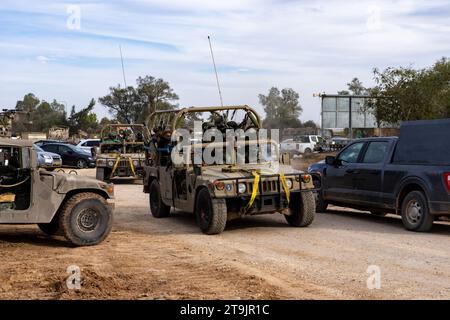 23 novembre 2033 les forces blindées israéliennes stationnées à la périphérie de la bande de Gaza se préparant à entrer afin de libérer les civils enlevés et Banque D'Images