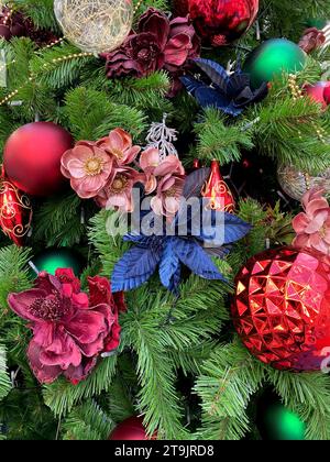 Boules de Noël festives colorées et ornements sur Nishishinjuku-Dori à la gare Shinjuku est à Tokyo, Japon. Banque D'Images