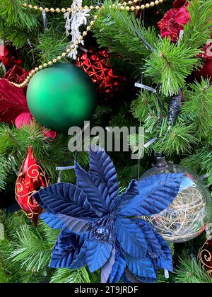Boules de Noël festives colorées et ornements sur Nishishinjuku-Dori à la gare Shinjuku est à Tokyo, Japon. Banque D'Images