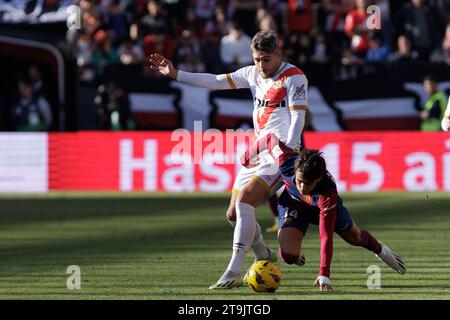 Madrid, Espagne. 25 novembre 2023. Joao Felix de Barcelone et Andrei Ratiu de Rayo Vallecano vus en action lors du match LaLiga EA Sports 2023/24 entre Rayo Vallecano et Barcelone au stade Vallecas. (Scores finaux ; Rayo vallecano 1-1 FC Barcelone). Crédit : SOPA Images Limited/Alamy Live News Banque D'Images