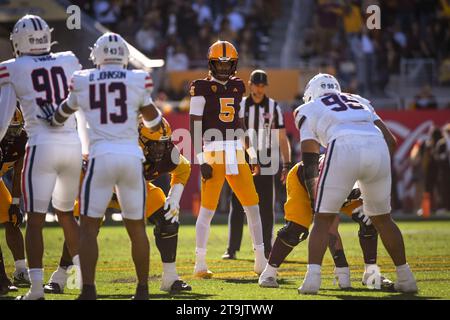 Le quarterback des Sun Devils de l'Arizona, Jaden Rashada (5), regarde le terrain dans le deuxième quart-temps d'un match de football universitaire de la NCAA contre les Wildcats de l'Arizona à Tempe, Arizona, le samedi 25 novembre 2023. Arizona a battu Arizona State 59-23 (Thomas Fernandez / image of Sport). Banque D'Images