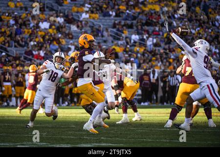 Le quarterback des Sun Devils de l'Arizona, Jaden Rashada (5), lance la balle dans le champ au troisième quart-temps d'un match de football universitaire de la NCAA contre les Wildcats de l'Arizona à Tempe, Arizona, le samedi 25 novembre 2023. Arizona a battu Arizona State 59-23 (Thomas Fernandez / image of Sport). Banque D'Images