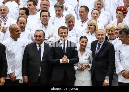 Paris, France. 27 septembre 2017. Le président français Emmanuel Macron et son épouse Brigitte Macron le ministre français des Affaires étrangères Jean-Yves le Drian et le ministre français de l'intérieur Gérard Collomb posent pour une photo de famille avec des chefs français lors d'un événement à l'Elysée à Paris, le 27 septembre 2017. 180 chefs ont été invités au Palais Eylsee pour promouvoir la cuisine française. Photo Hamilton/pool/ABACAPRESS.COM crédit : Abaca Press/Alamy Live News Banque D'Images