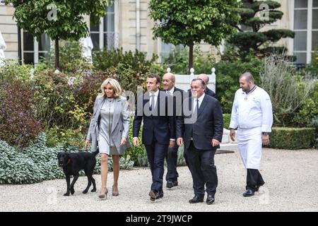 Paris, France. 27 septembre 2017. Le président français Emmanuel Macron et son épouse Brigitte Macron le ministre français des Affaires étrangères Jean-Yves le Drian et le ministre français de l'intérieur Gérard Collomb posent pour une photo de famille avec des chefs français lors d'un événement à l'Elysée à Paris, le 27 septembre 2017. 180 chefs ont été invités au Palais Eylsee pour promouvoir la cuisine française. Photo Hamilton/pool/ABACAPRESS.COM crédit : Abaca Press/Alamy Live News Banque D'Images