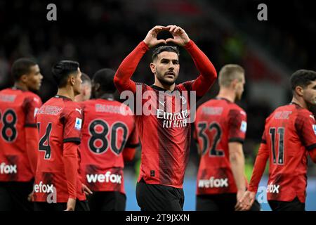 Milan, Italie. 25 novembre 2023. Theo Hernandez, de l'AC Milan, célèbre son but lors d'un match de soccer en Serie A entre l'AC Milan et la Fiorentina à Milan, Italie, le 25 novembre 2023. Crédit : Alberto Lingria/Xinhua/Alamy Live News Banque D'Images