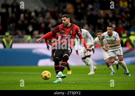 Milan, Italie. 25 novembre 2023. Theo Hernandez de l'AC Milan marque son but lors d'un match de football en Serie A entre l'AC Milan et la Fiorentina à Milan, Italie, le 25 novembre 2023. Crédit : Alberto Lingria/Xinhua/Alamy Live News Banque D'Images