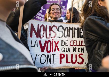 Paris, France. 25 novembre 2022. Une jeune femme avec une pancarte, nous sommes la voix des sans-voix. Journée internationale pour l ' élimination de la violence à l ' égard des femmes. France, Paris 25 novembre 2023. Photo de Patricia Huchot-Boissier/ABACAPRESS.COM crédit : Abaca Press/Alamy Live News Banque D'Images