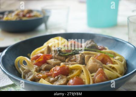 tagliatelles aux œufs avec champignons porcini et tomates cerises Banque D'Images