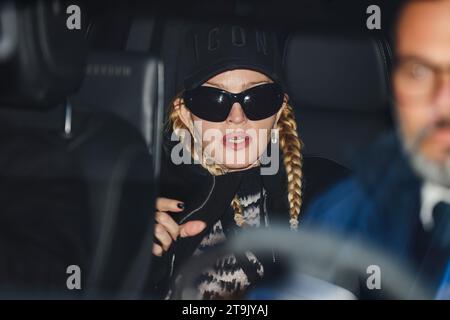 Milan, Italie. 25 novembre 2023. Madonna quitte son hôtel à Milan, en Italie, le 25 novembre 2023. (Photo Alessandro Bremec/NurPhoto) crédit : NurPhoto SRL/Alamy Live News Banque D'Images