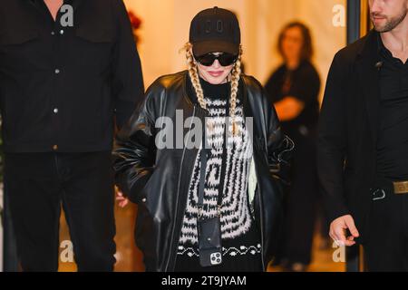 Milan, Italie. 25 novembre 2023. Madonna quitte son hôtel à Milan, en Italie, le 25 novembre 2023. (Photo Alessandro Bremec/NurPhoto) crédit : NurPhoto SRL/Alamy Live News Banque D'Images