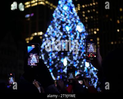 Toronto, Canada. 25 novembre 2023. Les gens prennent des photos et des vidéos lors de la cérémonie officielle d'éclairage de l'arbre de Noël de Toronto lors de la 57e cavalcade des lumières annuelle à Toronto, Ontario, Canada, le 25 novembre 2023. (Photo de Arrh Chopra/NurPhoto)0 crédit : NurPhoto SRL/Alamy Live News Banque D'Images