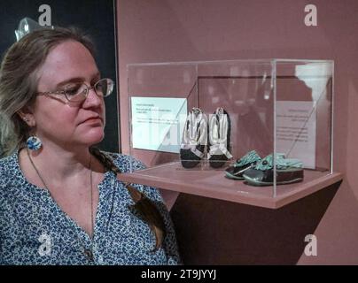 Winchester. Hampshire. 26 novembre 2023 enfant, satin noir matelassé avec fil rose, sangle de cheville avec bouton en nacre, c1860-1870 Chaussures et bottes historiques de la collection d'importance nationale du Hampshire Cultural Trust sont au centre d'une exposition fascinante à The Arc, Winchester révèle notre relation avec la chaussure - de l'utilitaire à la déclaration jusqu'au 06 mars 2024.Paul Quezada-Neiman/Alamy Live News crédit : Paul Quezada-Neiman/Alamy Live News Banque D'Images