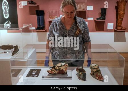 Winchester. Hampshire. 26 novembre 2023 femmes brocardé crème satin avec motif floral c 1730-1750 . Les chaussures et bottes historiques de la collection d'importance nationale du Hampshire Cultural Trust sont au centre d'une exposition fascinante à The Arc, Winchester révélant notre relation avec les chaussures - de l'utilitaire à la déclaration jusqu'au 06 mars 2024.Paul Quezada-Neiman/Alamy Live News crédit : Paul Quezada-Neiman/Alamy Live News Banque D'Images