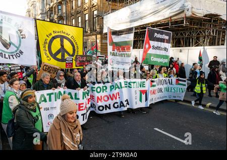 Londres, Royaume-Uni. 25 novembre 2023. Des centaines de milliers de personnes marchent pour la « Marche nationale pour la Palestine » dans le centre de Londres en soutien à la Palestine et en appelant à la fin des attaques israéliennes à Gaza et à la fin de l’apartheid en Palestine. Crédit : Andrea Domeniconi/Alamy Live News Banque D'Images