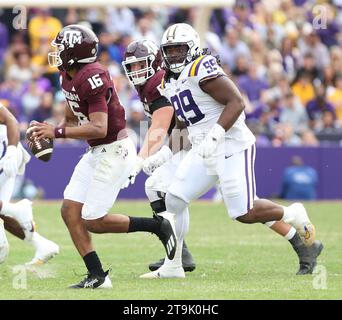 Baton Rouge, États-Unis. 25 novembre 2023. Jaylen Henderson (16 ans), le quarterback des Texas A&M Aggies, court devant Jordan Jefferson (99 ans), lors d'un match de football de la Southeastern Conference au Tiger Stadium de Baton Rouge, Louisiane, le samedi 25 novembre 2023. (Photo de Peter G. Forest/Sipa USA) crédit : SIPA USA/Alamy Live News Banque D'Images