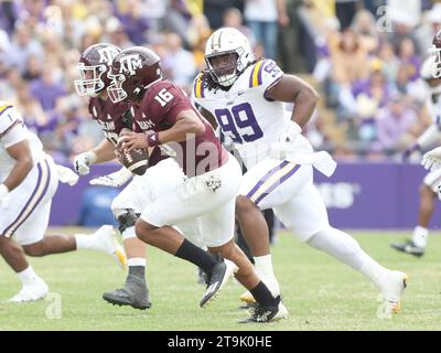 Baton Rouge, États-Unis. 25 novembre 2023. Jaylen Henderson (16 ans), le quarterback des Texas A&M Aggies, court devant Jordan Jefferson (99 ans), lors d'un match de football de la Southeastern Conference au Tiger Stadium de Baton Rouge, Louisiane, le samedi 25 novembre 2023. (Photo de Peter G. Forest/Sipa USA) crédit : SIPA USA/Alamy Live News Banque D'Images