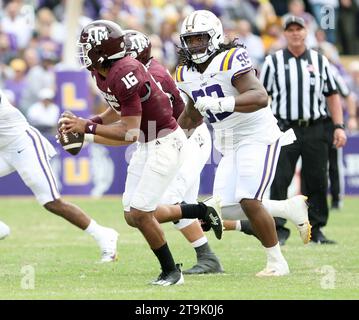 Baton Rouge, États-Unis. 25 novembre 2023. Jaylen Henderson (16 ans), le quarterback des Texas A&M Aggies, court devant Jordan Jefferson (99 ans), lors d'un match de football de la Southeastern Conference au Tiger Stadium de Baton Rouge, Louisiane, le samedi 25 novembre 2023. (Photo de Peter G. Forest/Sipa USA) crédit : SIPA USA/Alamy Live News Banque D'Images