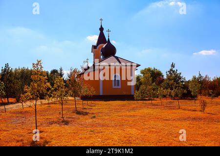 Église à l'automne sur un fond de ciel bleu avec des nuages . Monastère orthodoxe dans le village de Tipova en Moldavie Banque D'Images