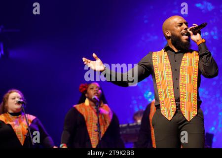 Limoges, France. 25 novembre 2023. Le Harlem Gospel Choir en concert au Festival Eclats d’Email Jazz Edition à Limoges, France. Le célèbre Harlem Gospel Choir est synonyme de puissance vocale, de son glorieux et d'énergie contagieuse. Depuis plus de deux décennies, le Harlem Gospel Choir a été le premier chœur gospel américain et a parcouru le monde entier pour captiver le public avec le pouvoir inspirant du gospel noir. Line-up : Brittney Nicole Clark – chant, Samantha Bryn Jordon – chant, Micheline Michelle Luis – chant, Leon Phillips II – chant, Kiara Alisha Ray – chant, Nadia Simone SMI Banque D'Images