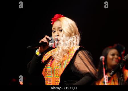Limoges, France. 25 novembre 2023. Le Harlem Gospel Choir en concert au Festival Eclats d’Email Jazz Edition à Limoges, France. Le célèbre Harlem Gospel Choir est synonyme de puissance vocale, de son glorieux et d'énergie contagieuse. Depuis plus de deux décennies, le Harlem Gospel Choir a été le premier chœur gospel américain et a parcouru le monde entier pour captiver le public avec le pouvoir inspirant du gospel noir. Line-up : Brittney Nicole Clark – chant, Samantha Bryn Jordon – chant, Micheline Michelle Luis – chant, Leon Phillips II – chant, Kiara Alisha Ray – chant, Nadia Simone SMI Banque D'Images