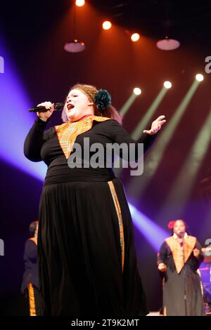 Limoges, France. 25 novembre 2023. Le Harlem Gospel Choir en concert au Festival Eclats d’Email Jazz Edition à Limoges, France. Le célèbre Harlem Gospel Choir est synonyme de puissance vocale, de son glorieux et d'énergie contagieuse. Depuis plus de deux décennies, le Harlem Gospel Choir a été le premier chœur gospel américain et a parcouru le monde entier pour captiver le public avec le pouvoir inspirant du gospel noir. Line-up : Brittney Nicole Clark – chant, Samantha Bryn Jordon – chant, Micheline Michelle Luis – chant, Leon Phillips II – chant, Kiara Alisha Ray – chant, Nadia Simone SMI Banque D'Images