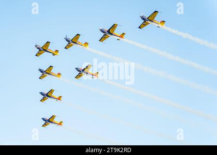 Bucarest, Roumanie - août 25 2023 : monoplans acrobatiques allemands supplémentaires 330SC volant en formation Banque D'Images