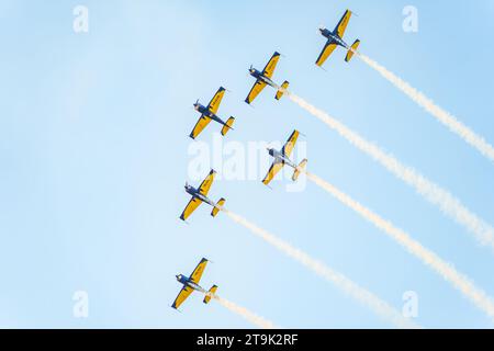 Bucarest, Roumanie - août 25 2023 : monoplans acrobatiques allemands supplémentaires 330SC volant en formation Banque D'Images