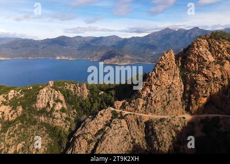 Les routes sinueuses qui traversent les magnifiques calanques de Piana, site classé au patrimoine mondial de l'UNESCO en Corse, France. Banque D'Images