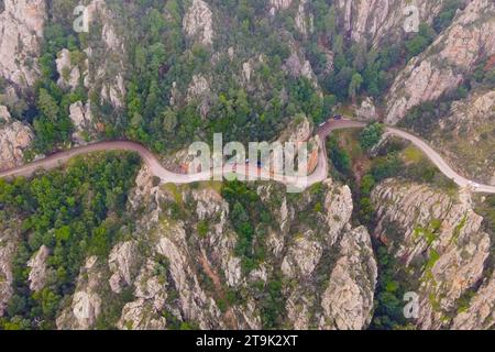 Les routes sinueuses qui traversent les magnifiques calanques de Piana, site classé au patrimoine mondial de l'UNESCO en Corse, France. Banque D'Images