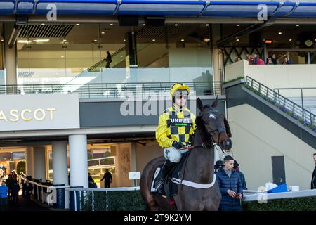 Ascot, Royaume-Uni. 25 novembre, 2023.Horse Shishkin monté par le jockey Nico de Boinville se dirige vers le circuit lors des courses d'Ascot pour le Nirvana Spa 1965 Steeple Chase lors du meeting de novembre Racing Saturday. Dans une grande surprise, Shishkin, le chasseur préféré des cotes a refusé de courir vers le bas au départ. Les Racegoers qui ont placé des Paris sur Hongding Shishkin ont été déçus que Shishkin n'ait pas été déclaré comme un non coureur et donc ils n'ont pas récupéré leur argent. Le présentateur d'ITV Racing, Mick Fitzgerald, a déclaré que Shishkin avait déjà fait cela et était «un personnage original». Entraîneur Nicky Henderson. Propriétaire Mme J Donnelly. Banque D'Images