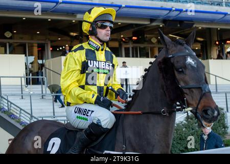 Ascot, Royaume-Uni. 25 novembre, 2023.Horse Shishkin monté par le jockey Nico de Boinville se dirige vers le circuit lors des courses d'Ascot pour le Nirvana Spa 1965 Steeple Chase lors du meeting de novembre Racing Saturday. Dans une grande surprise, Shishkin, le chasseur préféré des cotes a refusé de courir vers le bas au départ. Les Racegoers qui ont placé des Paris sur Hongding Shishkin ont été déçus que Shishkin n'ait pas été déclaré comme un non coureur et donc ils n'ont pas récupéré leur argent. Le présentateur d'ITV Racing, Mick Fitzgerald, a déclaré que Shishkin avait déjà fait cela et était «un personnage original». Entraîneur Nicky Henderson. Propriétaire Mme J Donnelly. Banque D'Images