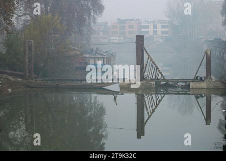 Srinagar, Inde records la nuit la plus froide de la saison 23 novembre 2023, Srinagar Cachemire, Inde : les gens marchent le long d'une route pendant un matin brumeux à Srinagar. Le Cachemire a connu des conditions météorologiques brumeuses et froides avec Srinagar enregistrant la nuit la plus froide de la saison à moins 1,8 degrés Celsius, selon le département météorologique. Srinagar Kashmir India Copyright : xFirdousxNazirxEyepixxGroupx crédit : Imago/Alamy Live News Banque D'Images