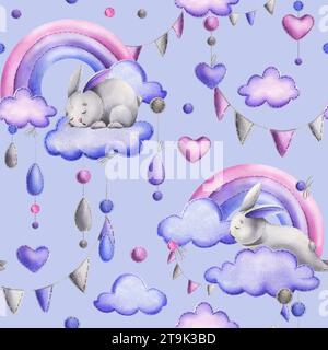 Lapin mignon, cousu à partir de tissu avec des points de fil, dormant sur un arc-en-ciel avec des nuages et des gouttes de pluie suspendues. Illustration à l'aquarelle dessinée à la main Banque D'Images