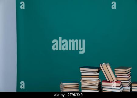 Beaucoup de piles de livres éducatifs à lire comme arrière-plan Banque D'Images