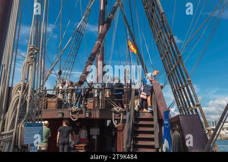 El Galeon Andalucia : amarré à Plymouth Barbican 2023. Réplique grandeur nature et fonctionnelle d'un galion du 16e au 17e siècle Banque D'Images