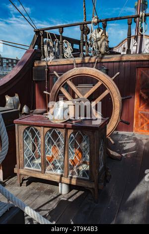 El Galeon Andalucia : amarré à Plymouth Barbican 2023. Réplique grandeur nature et fonctionnelle d'un galion du 16e au 17e siècle Banque D'Images