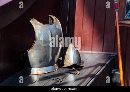 El Galeon Andalucia : amarré à Plymouth Barbican 2023. Réplique grandeur nature et fonctionnelle d'un galion du 16e au 17e siècle Banque D'Images