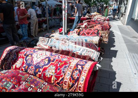 Vienne, Autriche, 29 septembre 2023. Sélection de tapis et tapis à vendre dans le marché de rue à Neubaugasse Banque D'Images