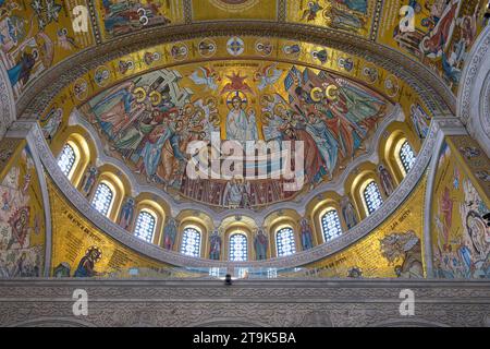 Belgrade, Serbie - 9 juin 2023 : intérieur du temple orthodoxe Saint Sava avec des décorations en mosaïque dorée et des icônes chrétiennes Banque D'Images