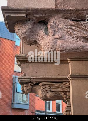 Gros plan de l'architecture en pierre ornée sur un ancien immeuble de la banque Trustee Savings, dans la ville de Wrexham, au nord du pays de Galles, au Royaume-Uni Banque D'Images