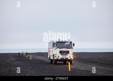 Islande Solheimasandur avion chemin de l'épave à crashé DC-3 plane, en photo bus prenant les touristes le court chemin Banque D'Images