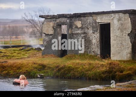 Islande la lagune secrète, connue localement sous le nom de Gamla Laugin, est la plus ancienne piscine d'Islande, construite en 1891 Banque D'Images