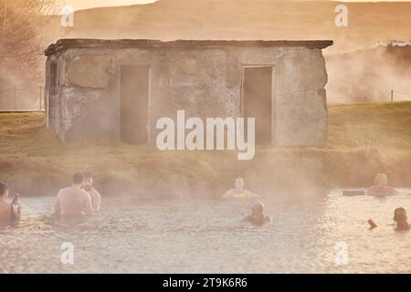 Islande la lagune secrète, connue localement sous le nom de Gamla Laugin, est la plus ancienne piscine d'Islande, construite en 1891 Banque D'Images